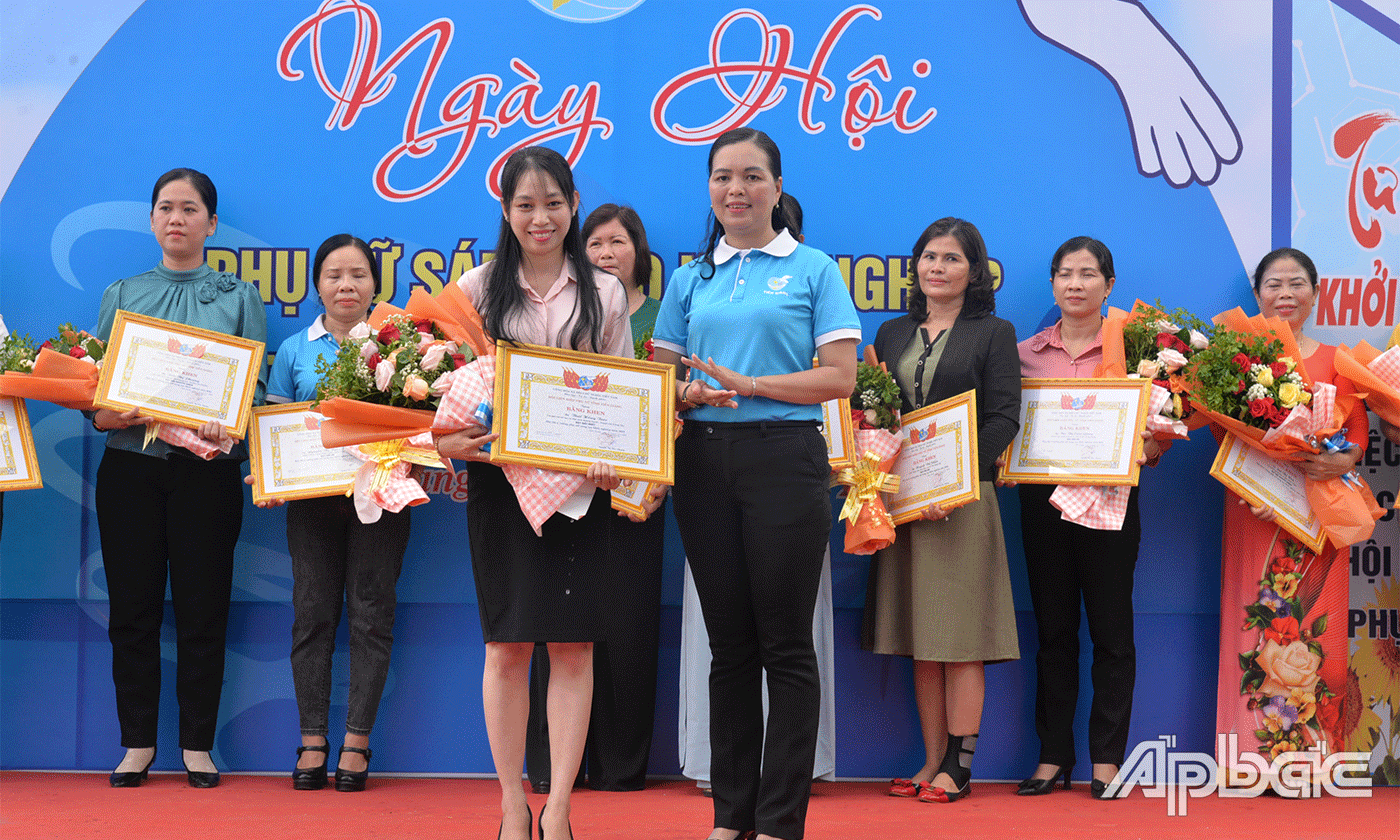 Trao giải Nhất cuộc thi  ý tưởng khởi nghiệp sáng tạo của chị Thái Hồng Trúc (đơn vị huyện Gò Công Tây).