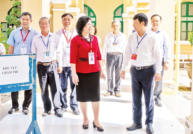 Lãnh đạo Bộ Giáo dục và Đào tạo kiểm tra công tác chấm thi tại tỉnh Tiền Giang. (Ảnh MAI MAI)