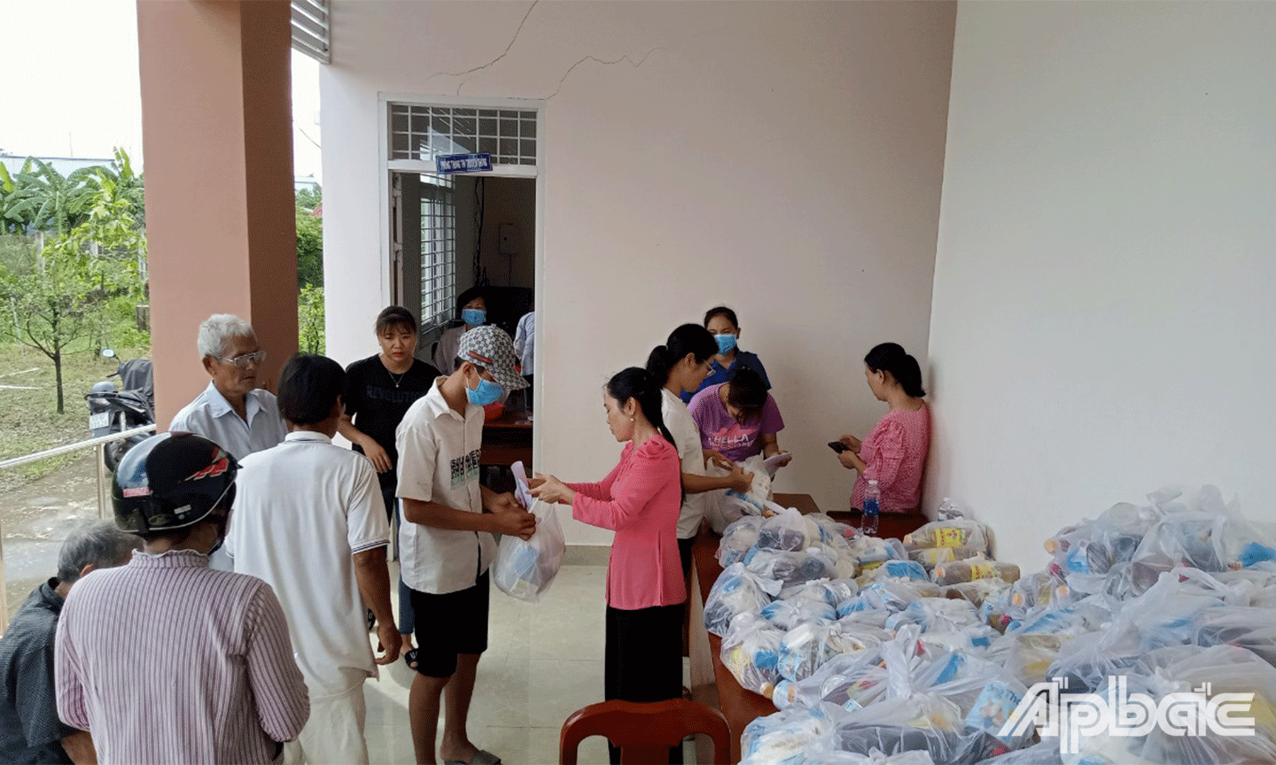 Đoàn trao tặng cho người dân đến khám bệnh một số nhu yếu phẩm.
