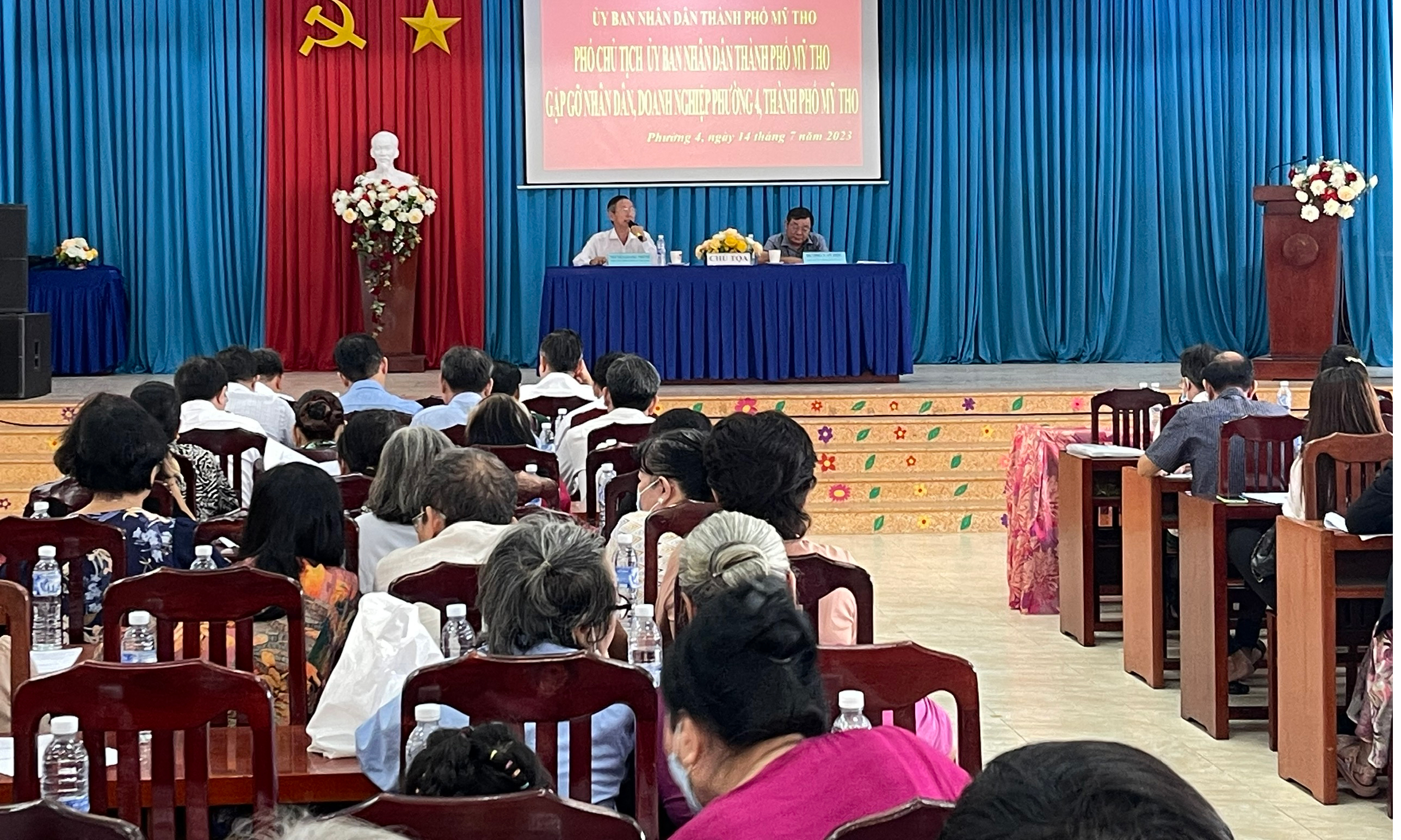 Quang cảnh buổi gặp gỡ của Phó Chủ tịch UBND TP. Mỹ Tho Nguyễn Quang Thành với nhân dân và doanh nghiệp phường 4.