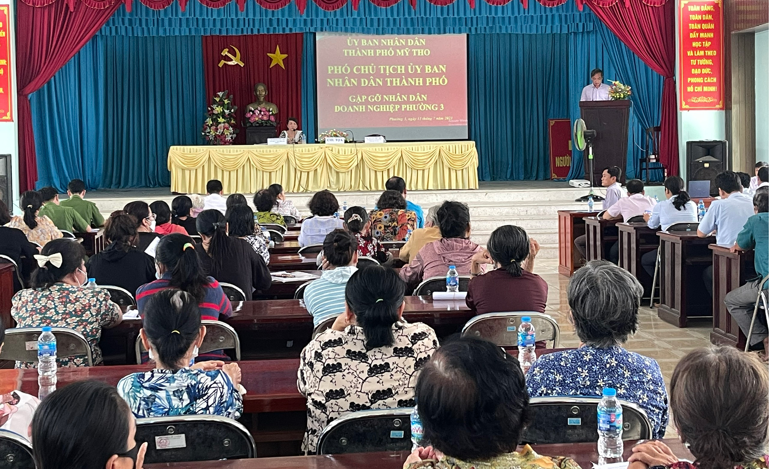 Quang cảnh buổi gặp gỡ của Phó Chủ tịch UBND TP. Mỹ Tho Nguyễn Hữu Đức với nhân dân và doanh nghiệp phường 4.