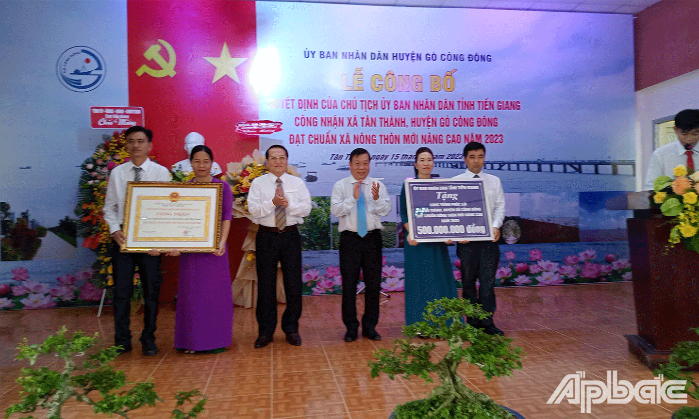 UBND tỉnh Tiền Giang trao Bằng công nhận đạt chuẩn NTM nâng cao và công trình phúc lợi trị giá 500 triệu đồng cho xã Tân Thành