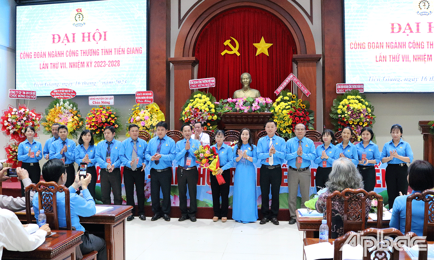 Đồng chí Ngô Thị Thùy Trang Phó Chủ tịch Liên đoàn Lao động tỉnh Tiền Giang tặng hoa cho đoàn đại biểu 