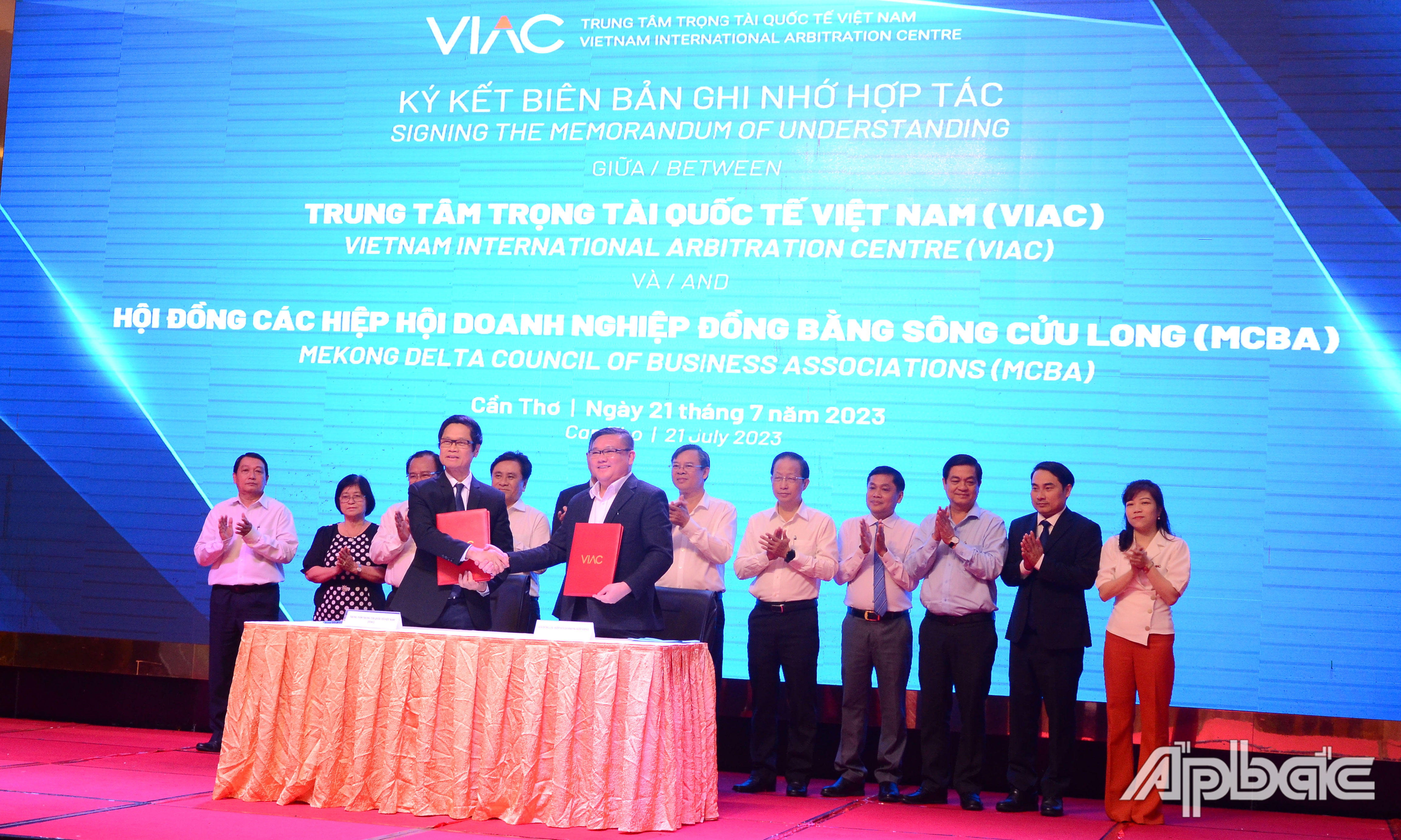 VIAC, VCCI Cần Thơ cùng Hiệp hội DN các tỉnh, thành ĐBSCL ký kết biên bản thỏa thuận hợp tác.