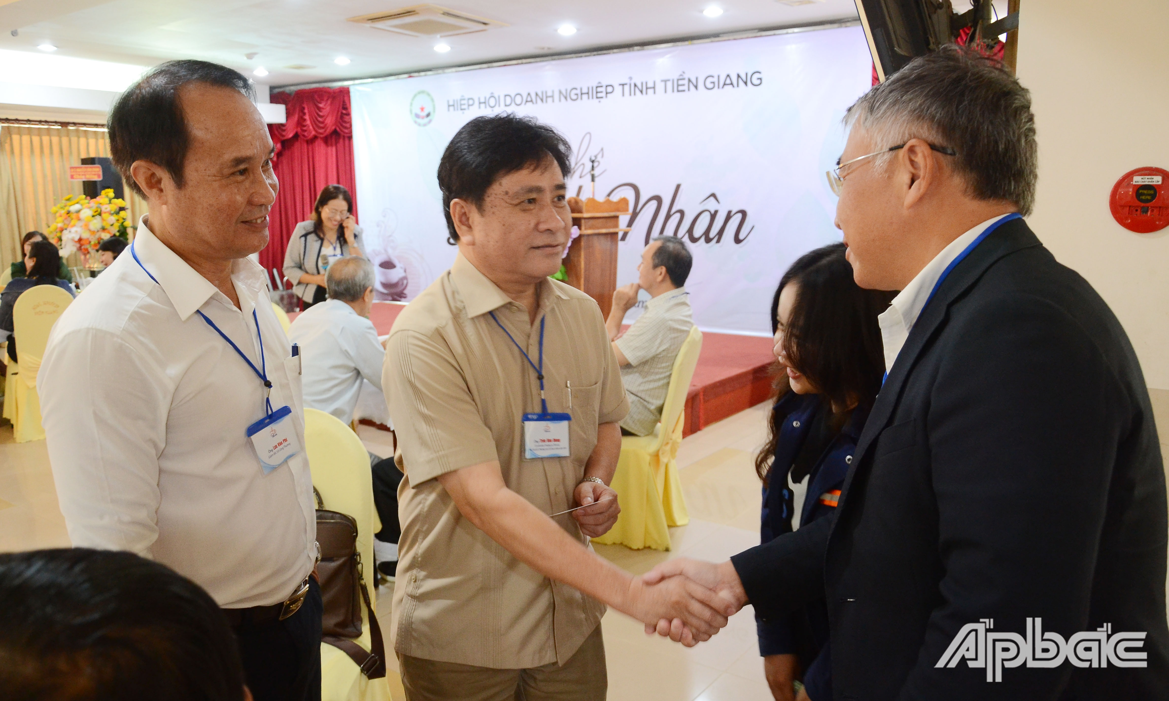 Đồng chí Trần Văn Dũng trao đổi với DN.