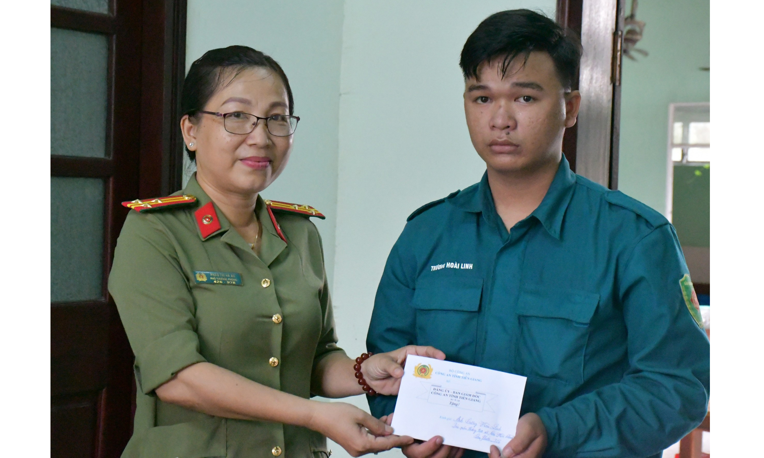 3.	Đại diện đoàn của Ban Giám đốc Công an tỉnh Tiền Giang thăm, tặng quà đồng chí Trương Hoài Linh, dân quân Thường trực xã Tân Hòa Thành, huyện Tân Phước.