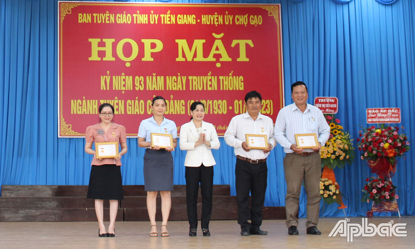  Đồng chí Châu Thị Mỹ Phương, Ủy viên Ban Thường vụ, Trưởng Ban Tuyên giáo Tỉnh ủy Tiền Giang trao Kỷ niệm chương “Vì sự nghiệp tuyên giáo” cho các cá nhân.                                      Ảnh: lê nguyên