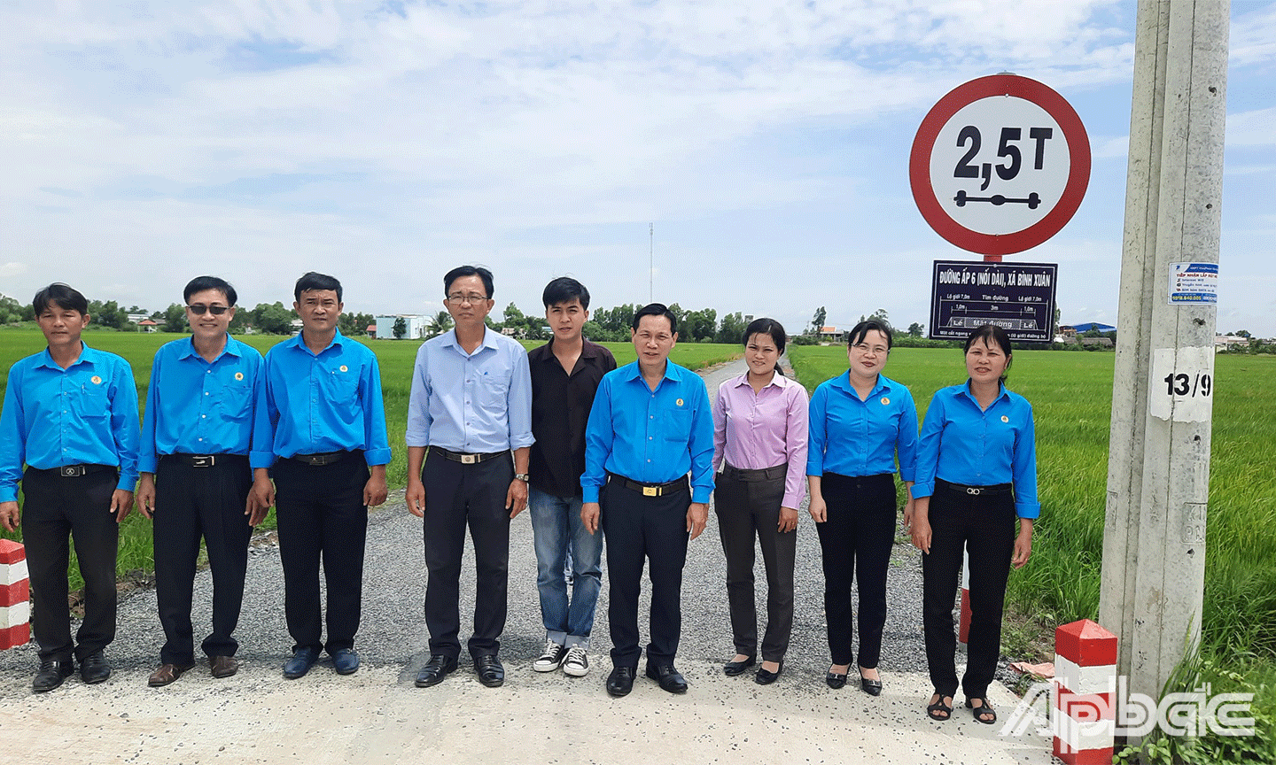 Đoàn công tác của LĐLĐ tỉnh Tiền Giang do ông Lê Minh Hùng - Chủ tịch LĐLĐ tỉnh Tiền Giang - làm trưởng đoàn đã đến xã Bình Xuân (thị xã Gò Công, tỉnh Tiền Giang) để gắn biển công trình thi đua cấp tỉnh 