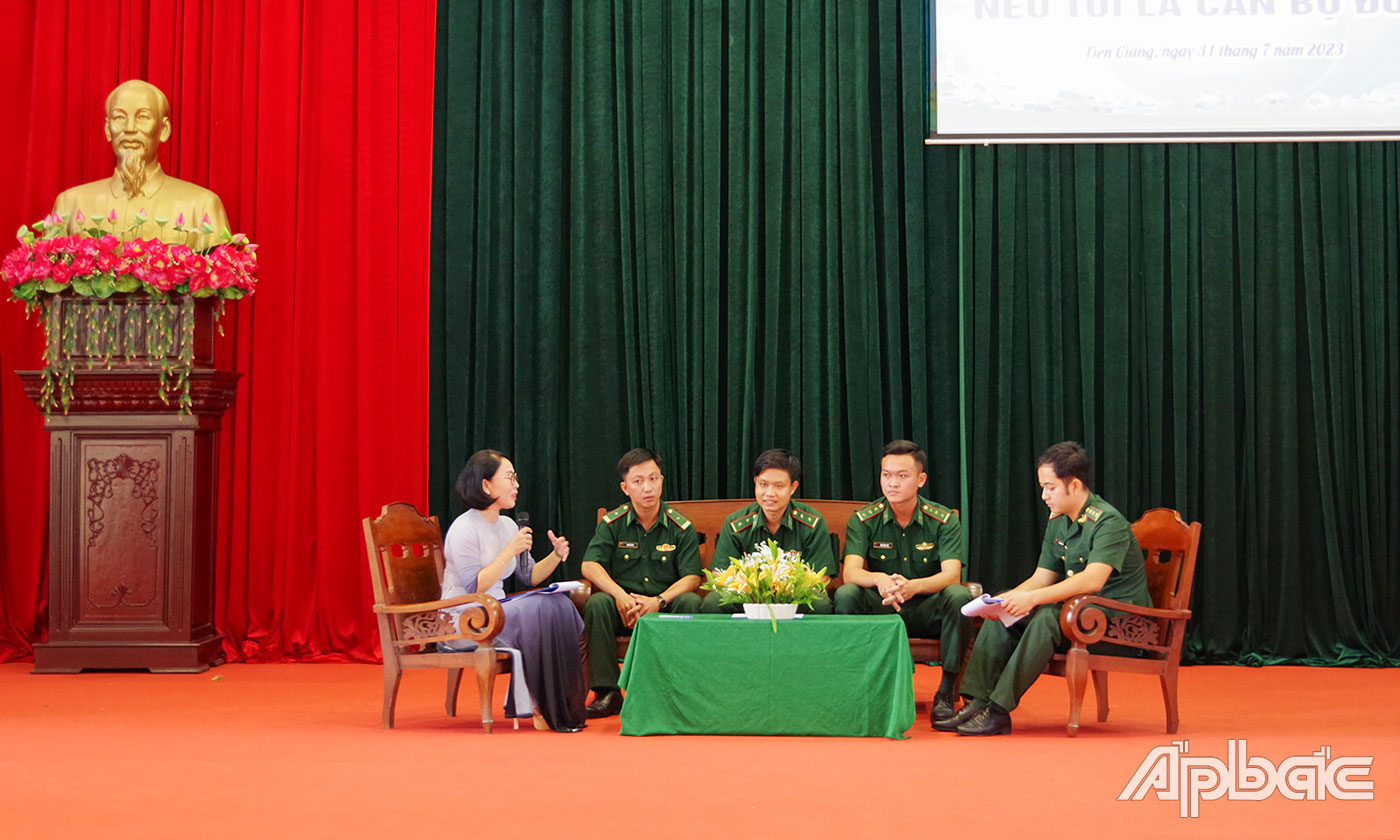 Các đại biểu giao lưu tại buổi tọa đàm.
