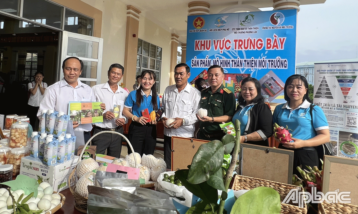 Trưng bày các sản phẩm thân thiện môi trường.