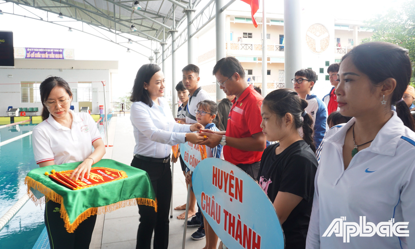 Ban tổ chức trao Cờ lưu niệm cho các đơn vị tham gia