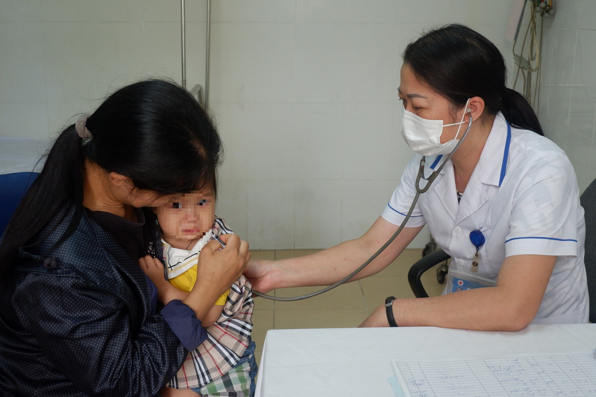 Khám, rà soát các bệnh lao, COVID-19 và viêm đường hô hấp cho trẻ em tại huyện Ứng Hòa. Ảnh FIND