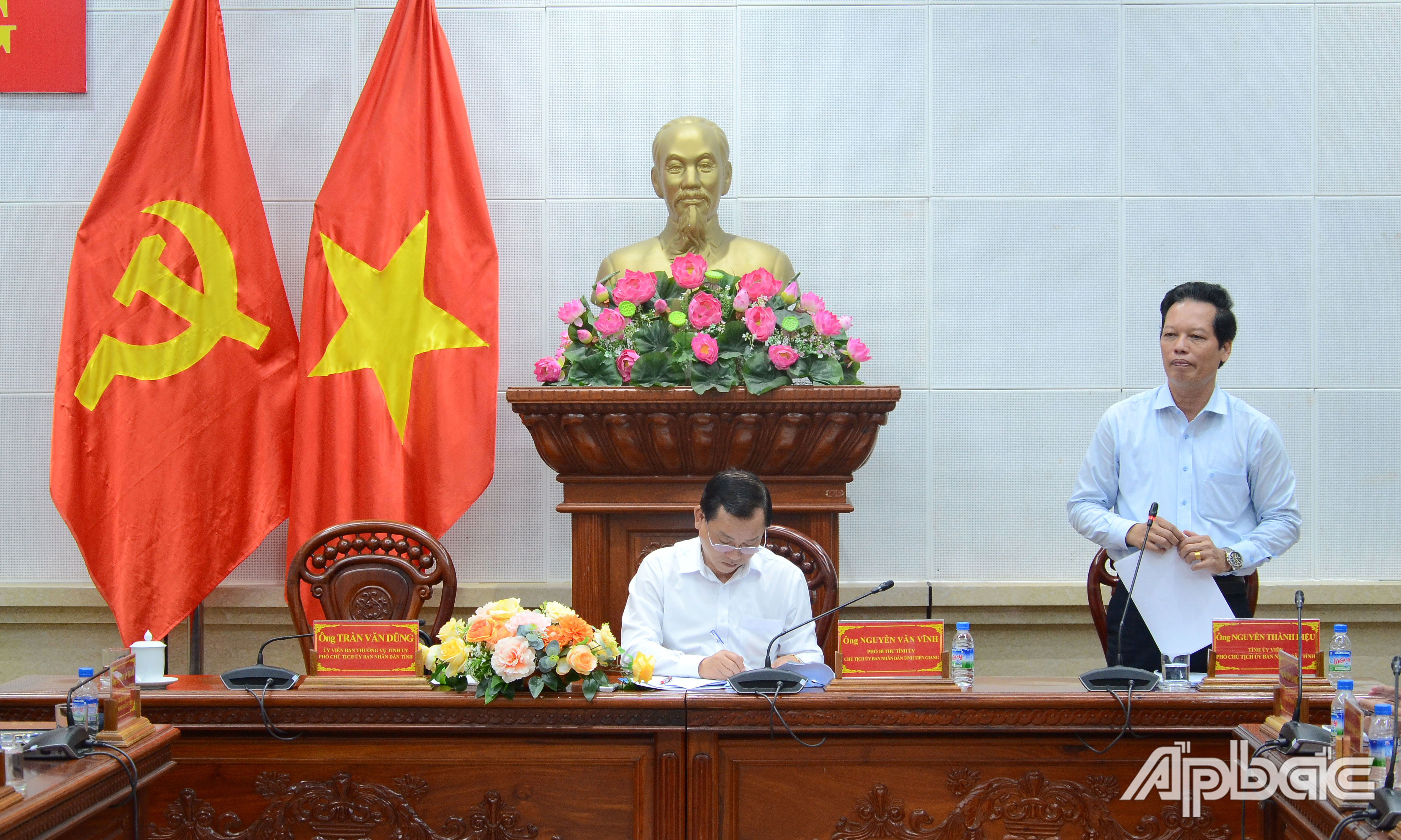 Phó Chủ tịch UBND tỉnh Nguyễn Thành Diệu phát biểu tại phiên họp.