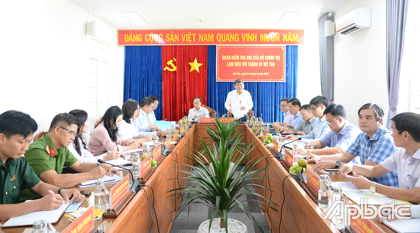 Đồng chí Nguyễn Duy Bắc ghi nhận kết quả thực hiện và kiến nghị của Thành ủy Mỹ Tho về công tác cán bộ