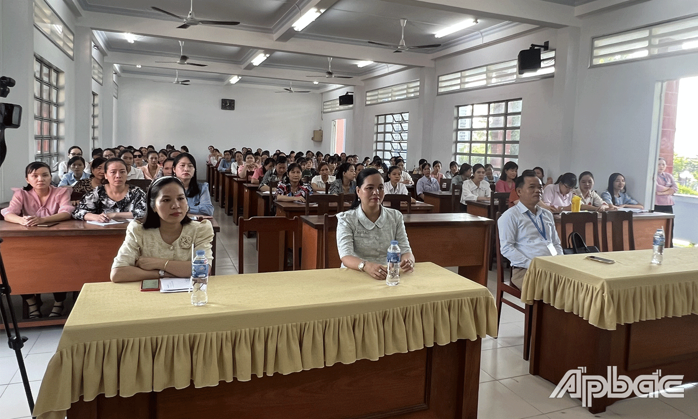 Đại biểu dự khai giảng.