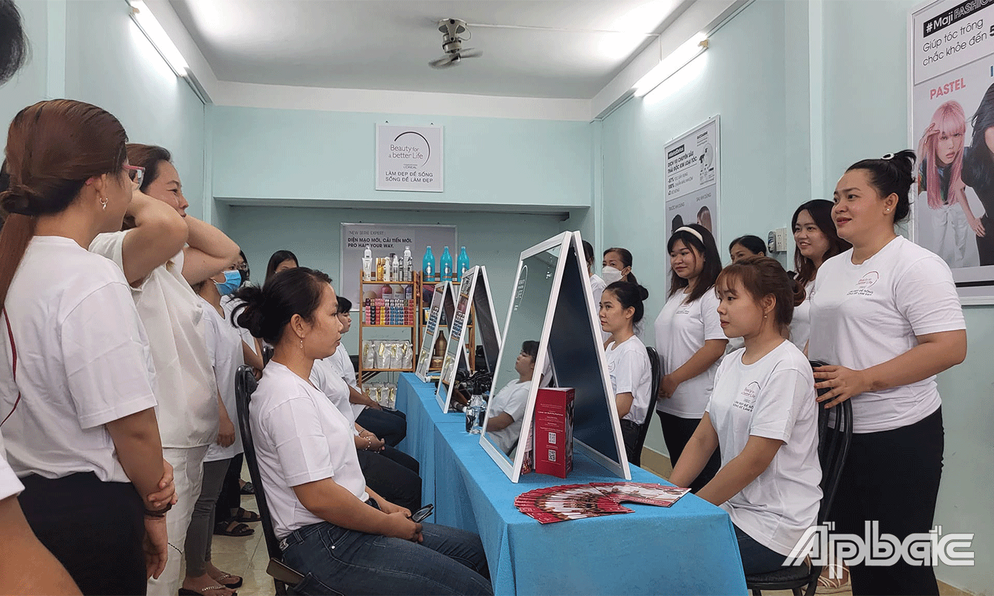 Dạy nghề làm tóc, trang điểm miễn phí.