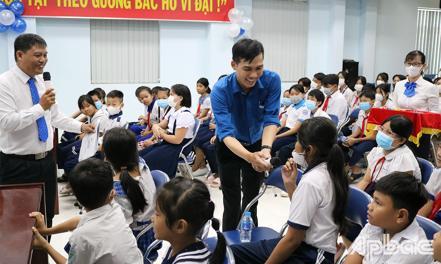 Các em tham gia trả lười câu đố, trúng thưởng 