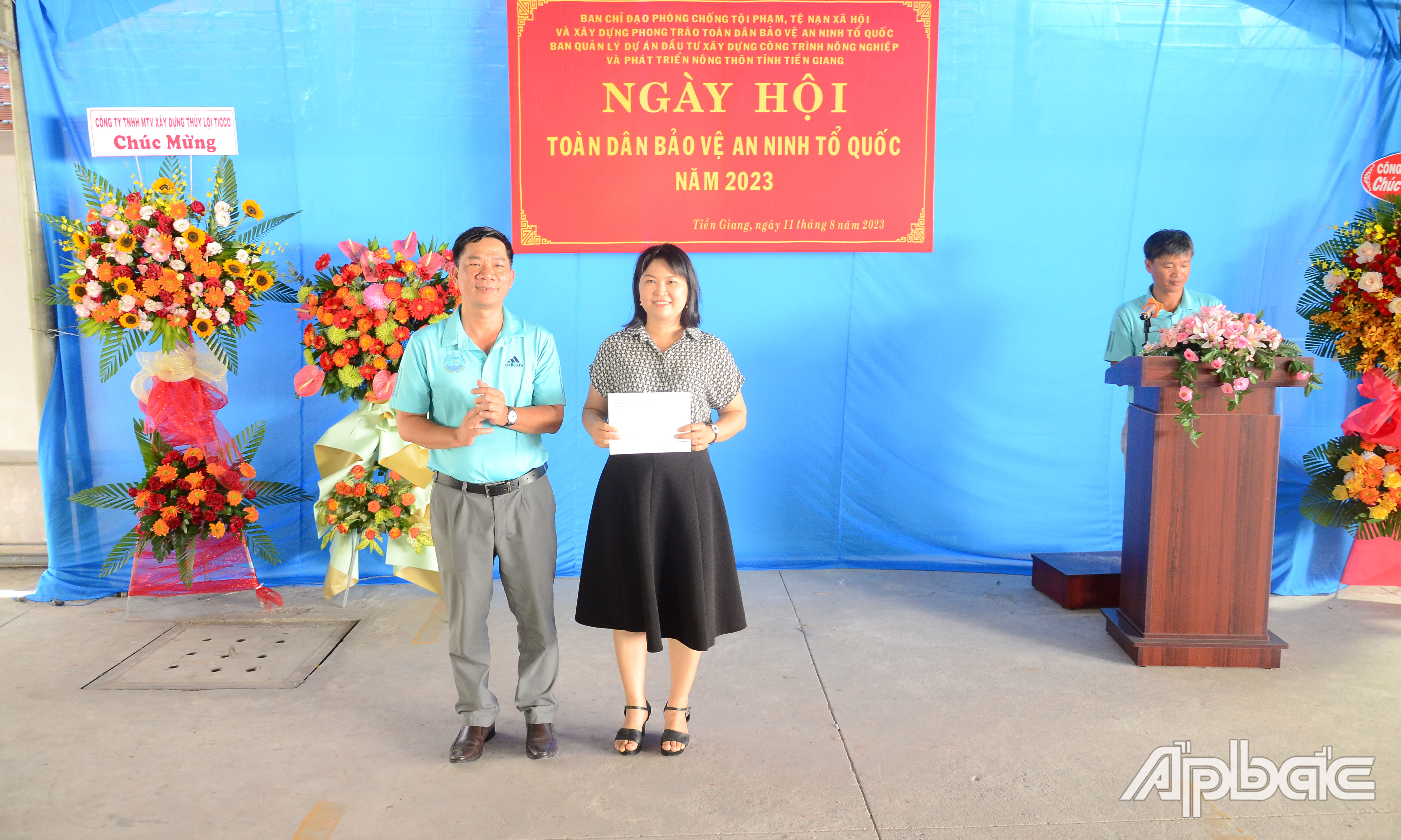 Trao thưởng cho đơn vị nhất các đội phần trò chơi.