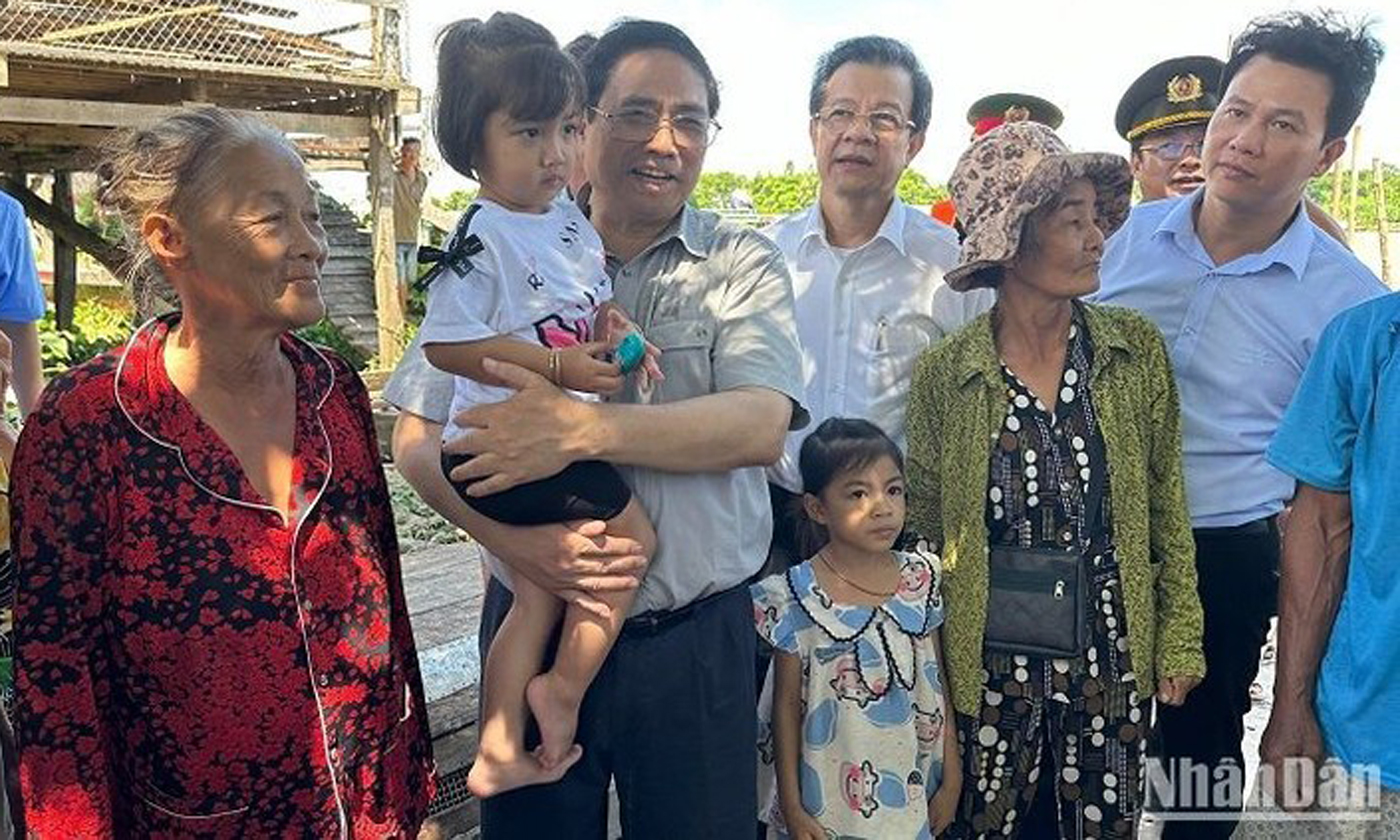 Thủ tướng Phạm Minh Chính thăm bà con nhân dân trong vùng nhân chuyến khảo sát.