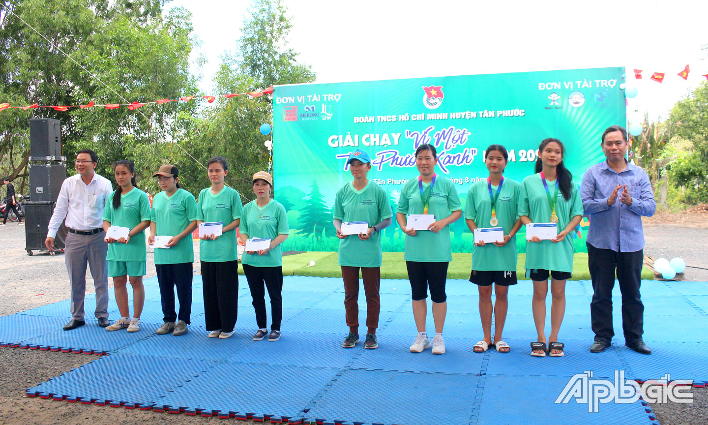 Trao các giải cá nhân cho hạng mục cự ly