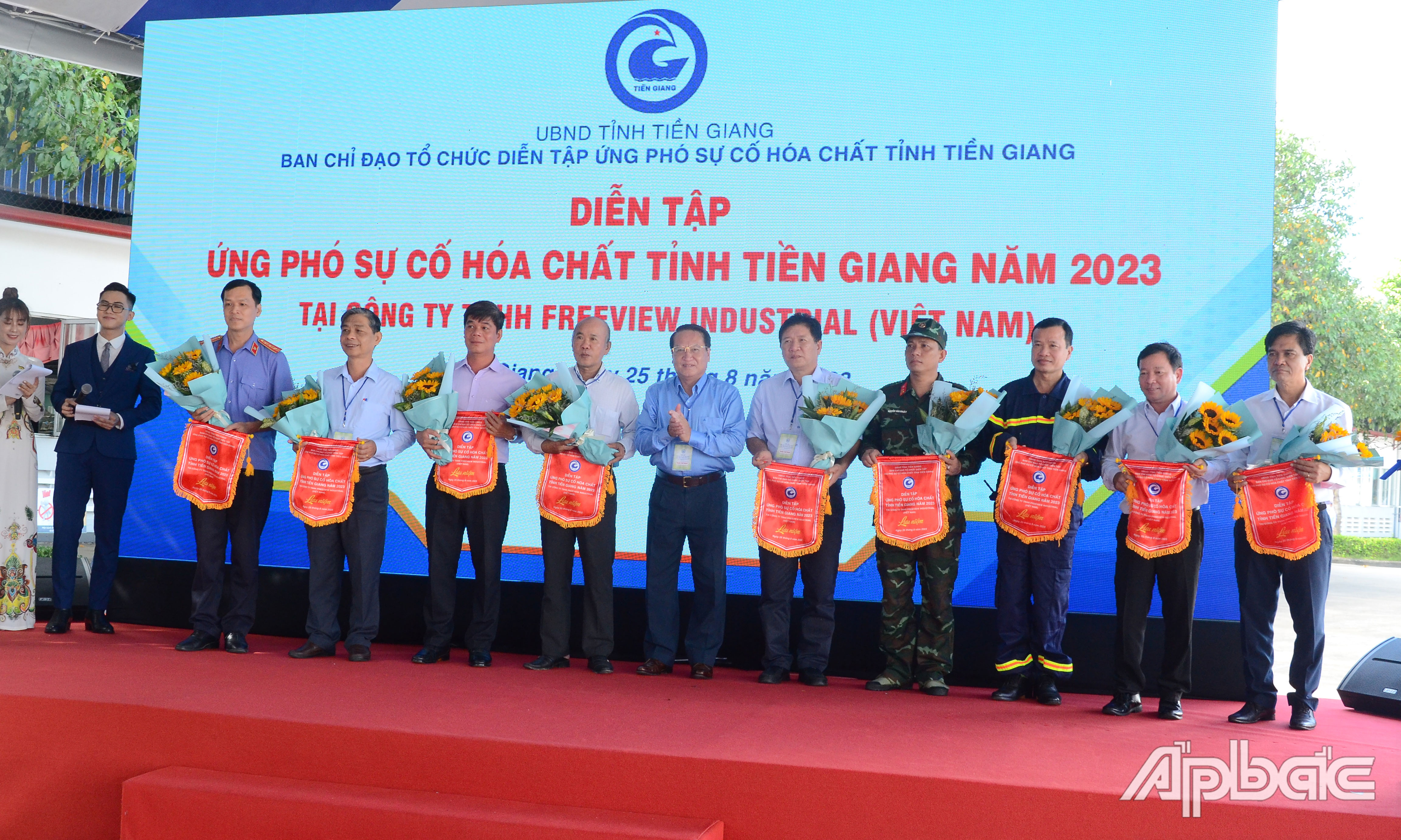 Tặng hoa và cờ cho các đơn vị tham gia diễn tập.