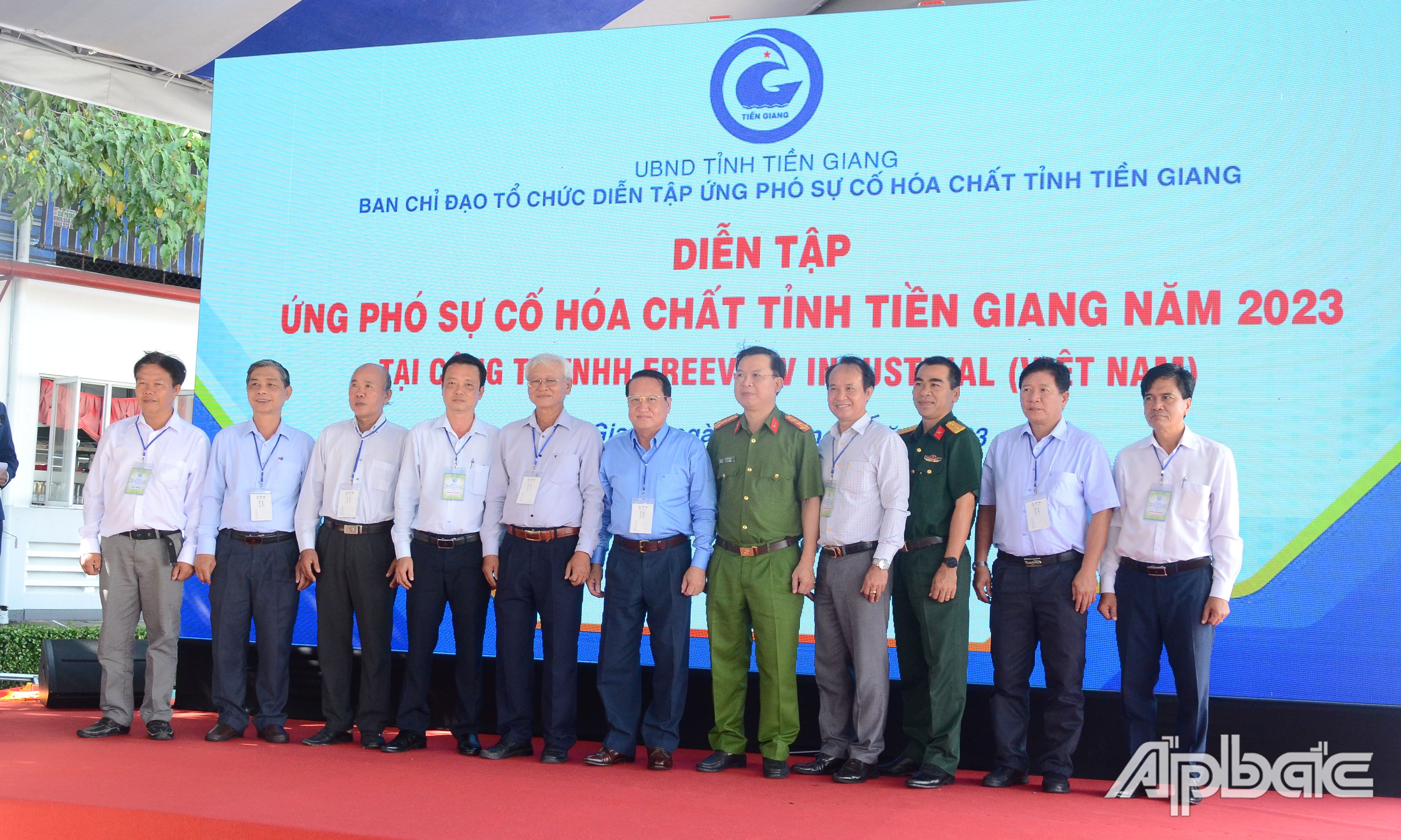 Các thành viên Ban Chỉ đạo chụp hình lưu niệm.