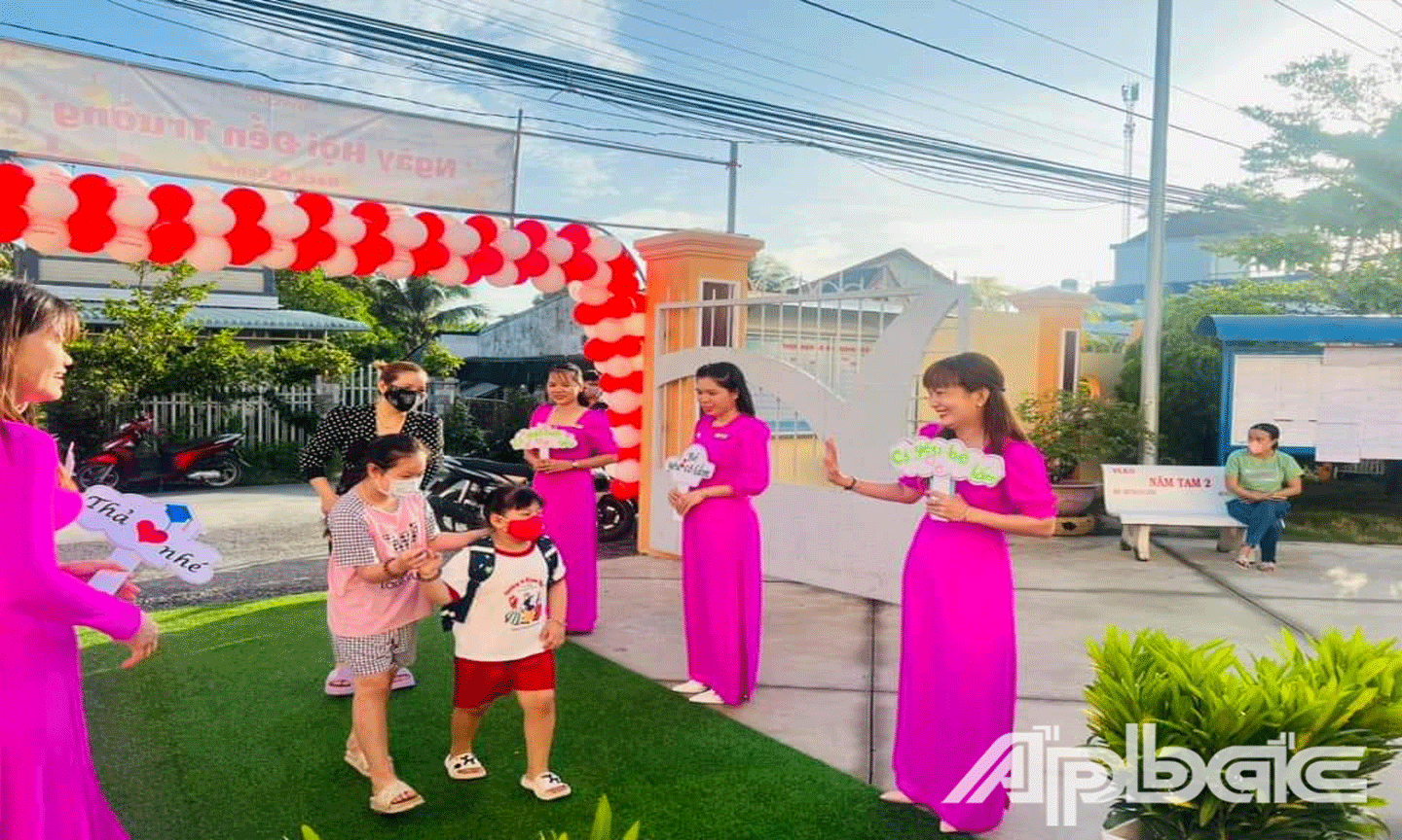 Với bậc học mầm non, các trường mầm non đã vệ sinh, trang trí để đón trẻ đến trường. Ảnh chụp tại Trường Mầm non Thị trấn Cái Bè.