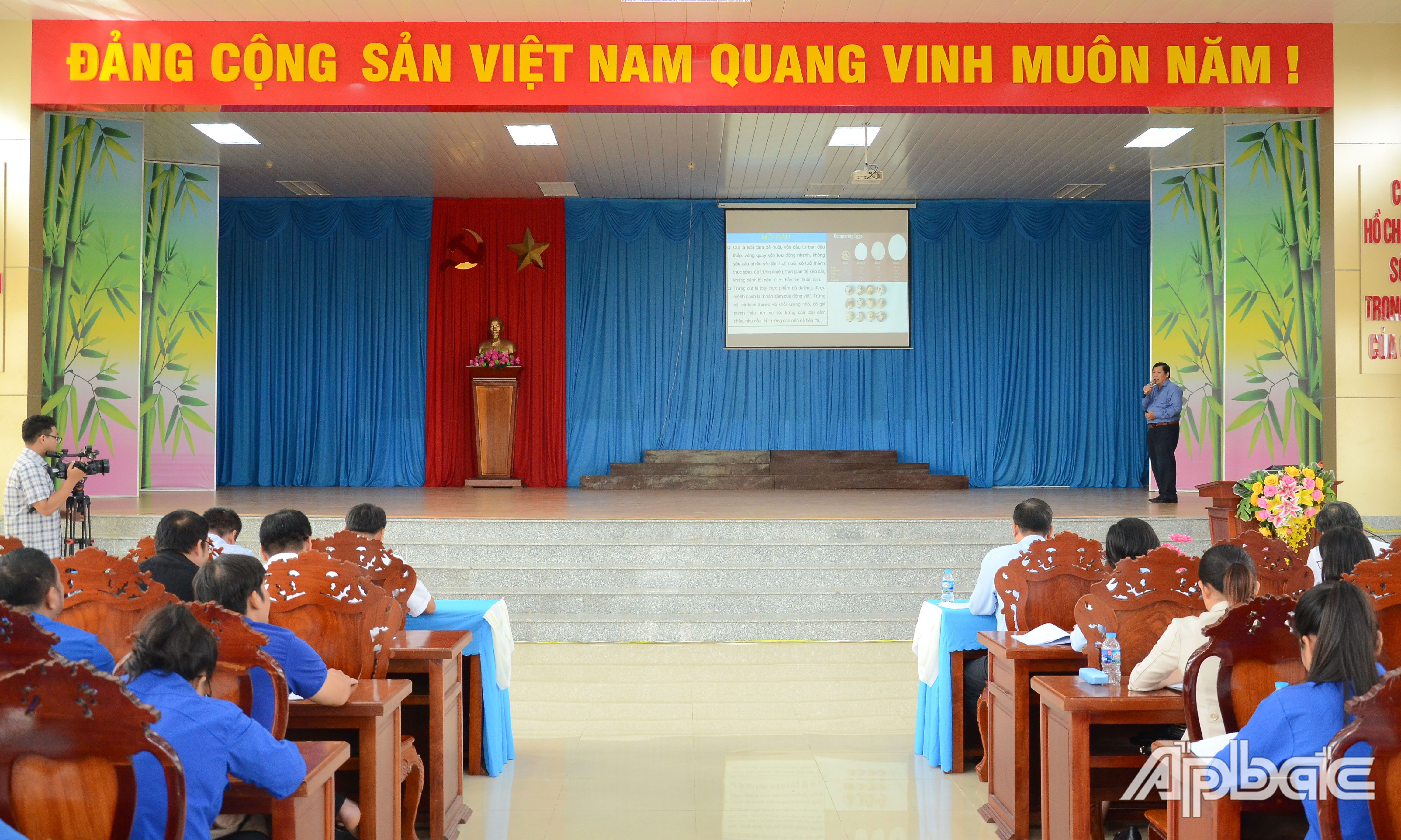 Các diễn giả trình bày tham luận.