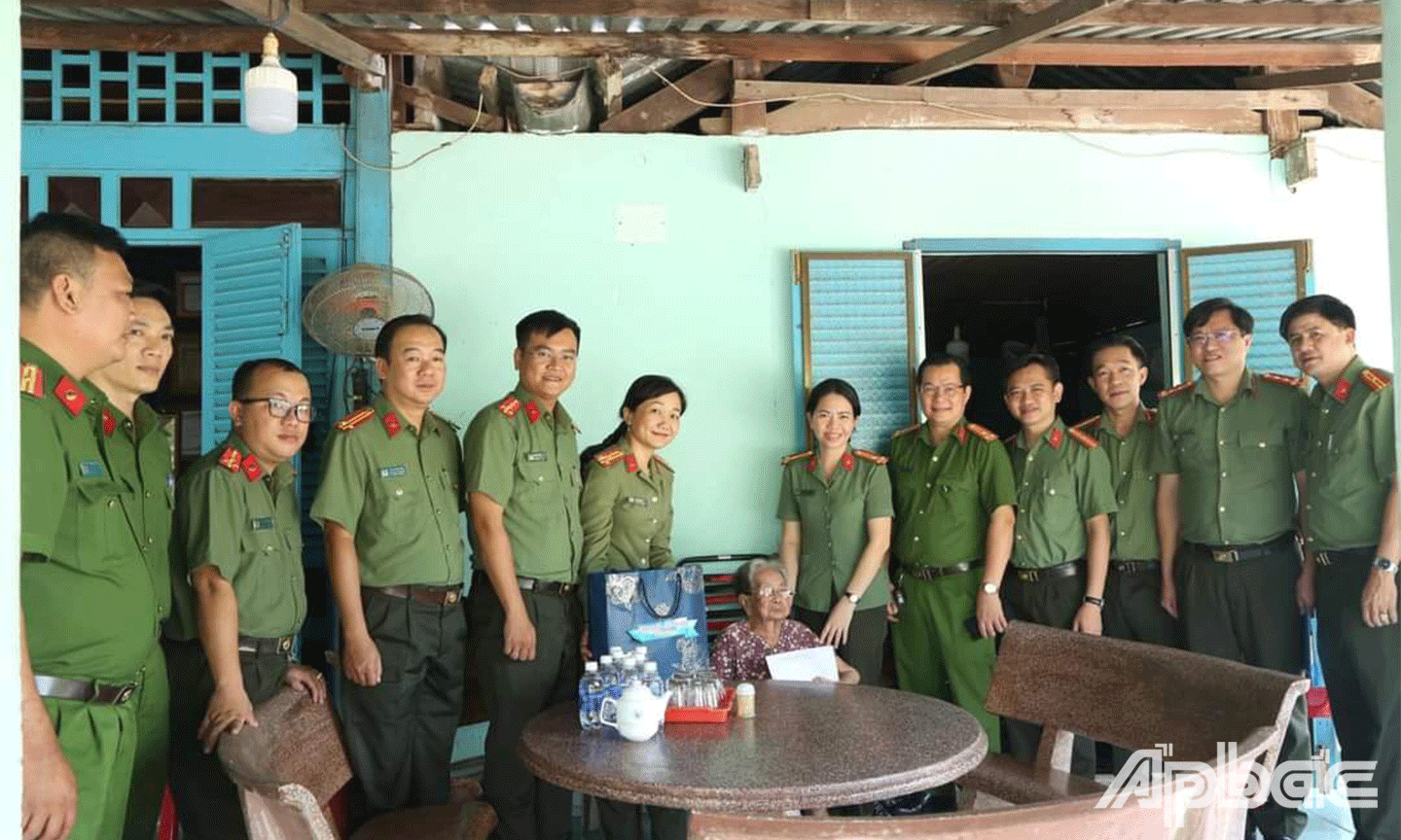 Cán bộ, đoàn viên, CĐ Công an tỉnh Tiền Giang thăm Mẹ Việt Nam Anh hùng