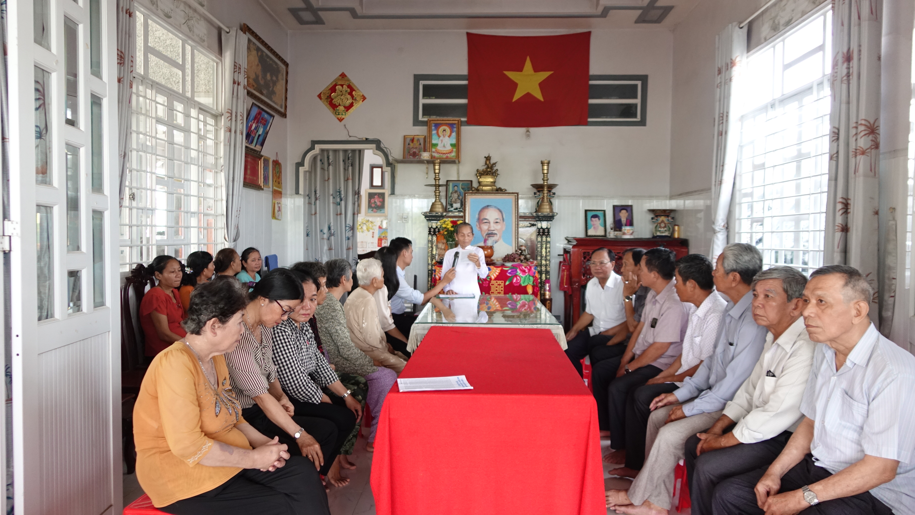 Các đại biểu cùng ôn lại cuộc đời và sự nghiệp cách mạng vĩ đại của Chủ tịch Hồ Chí Minh ở lễ giỗ tại nhà Mẹ Việt Nam anh hùng Đoàn Thị Hạnh.