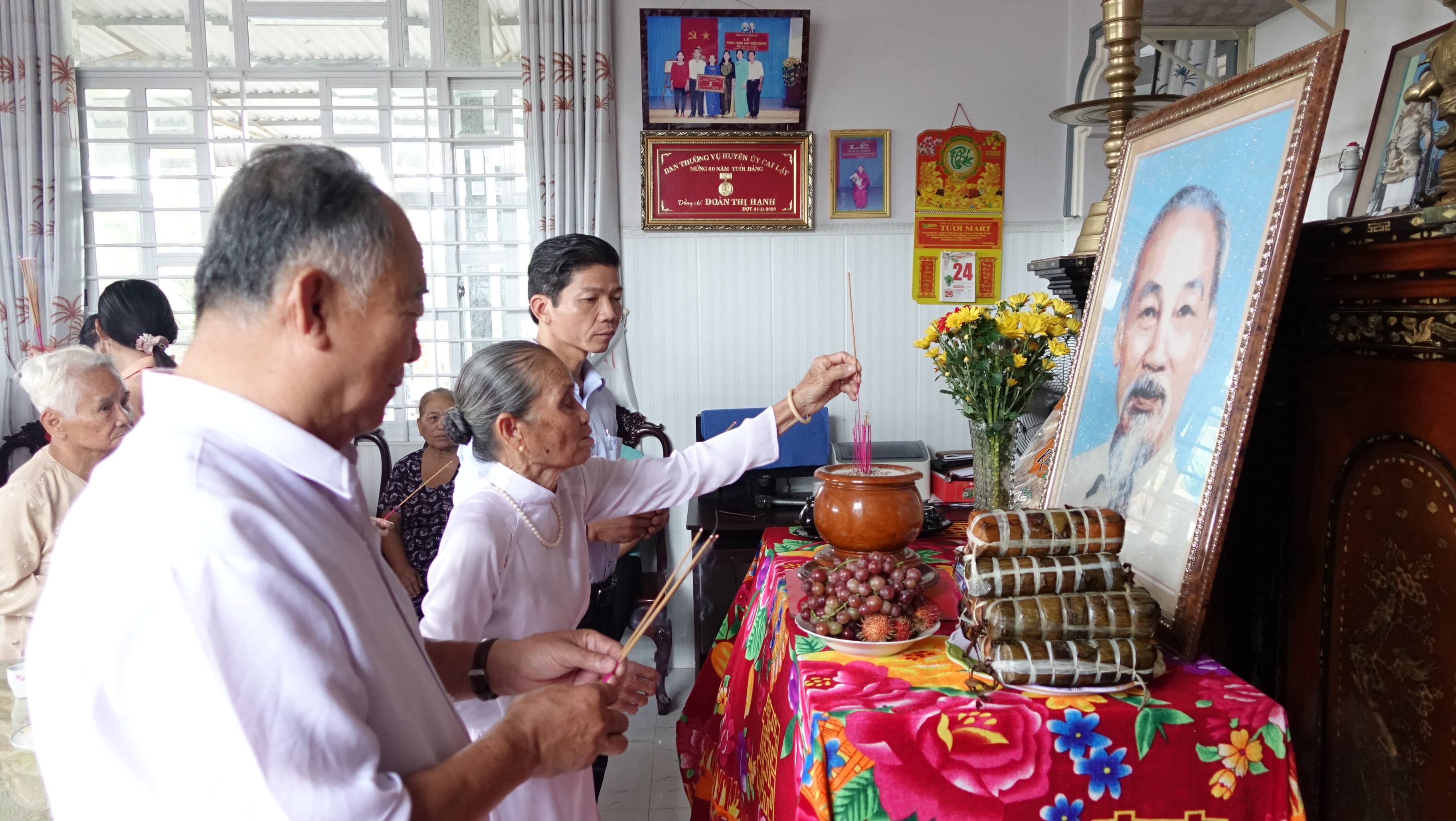 Đại biểu thắp hương bàn thờ Chủ tịch Hồ Chí Minh.