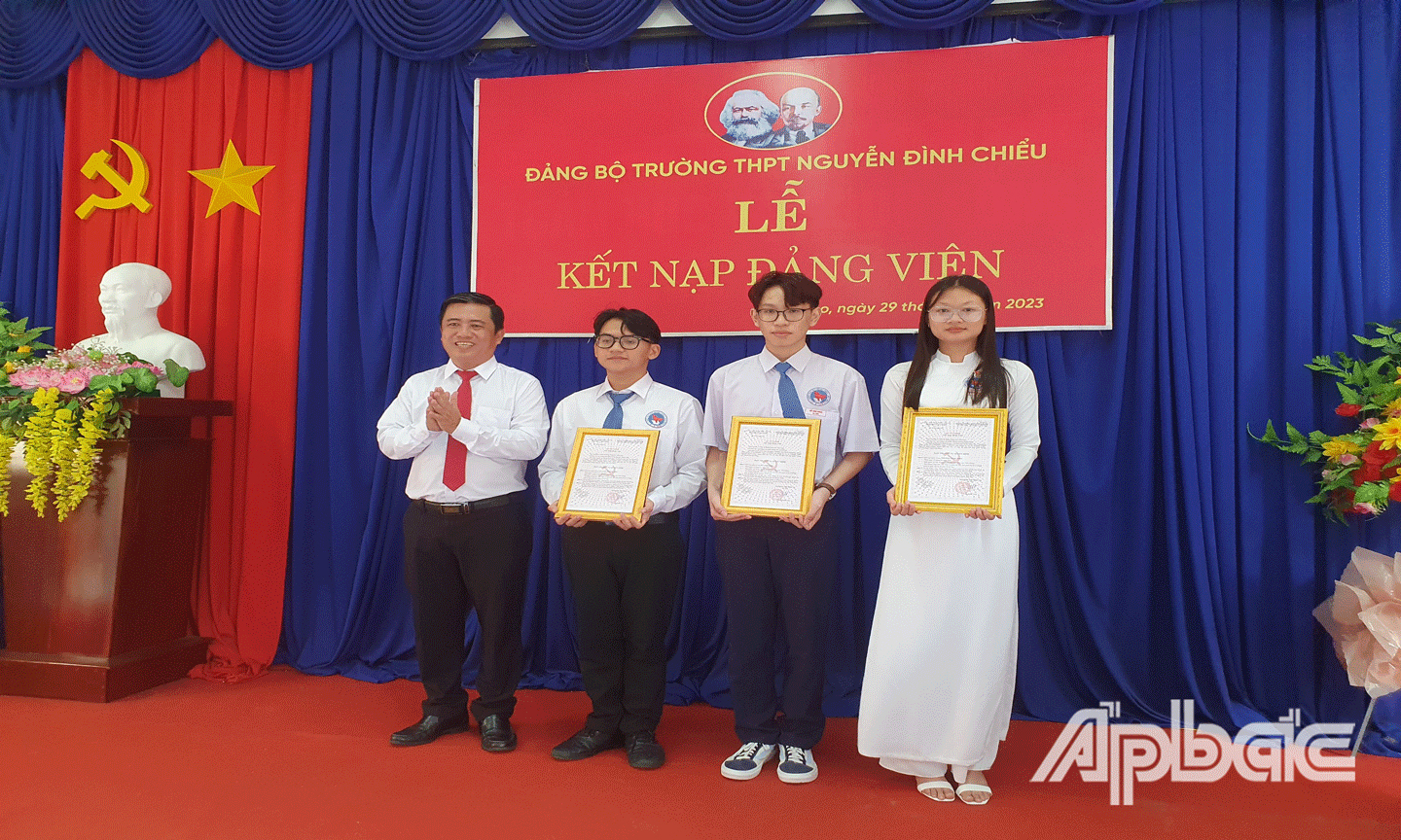 Bí thư Đảng bộ, Hiệu trưởng Trường THPT Nguyễn Đình Chiểu Võ Hoài Nhân Trung trao Quyết định kết nạp đảng viên cho 3 đảng viên mới.