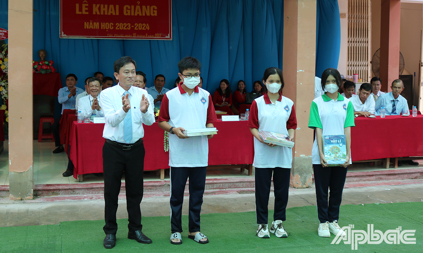 Sở Giáo dục và Đào tạo Tiền Giang trao tặng các bộ sách giáo khoa cho các em học sinh có hoàn cảnh khó khăn. 
