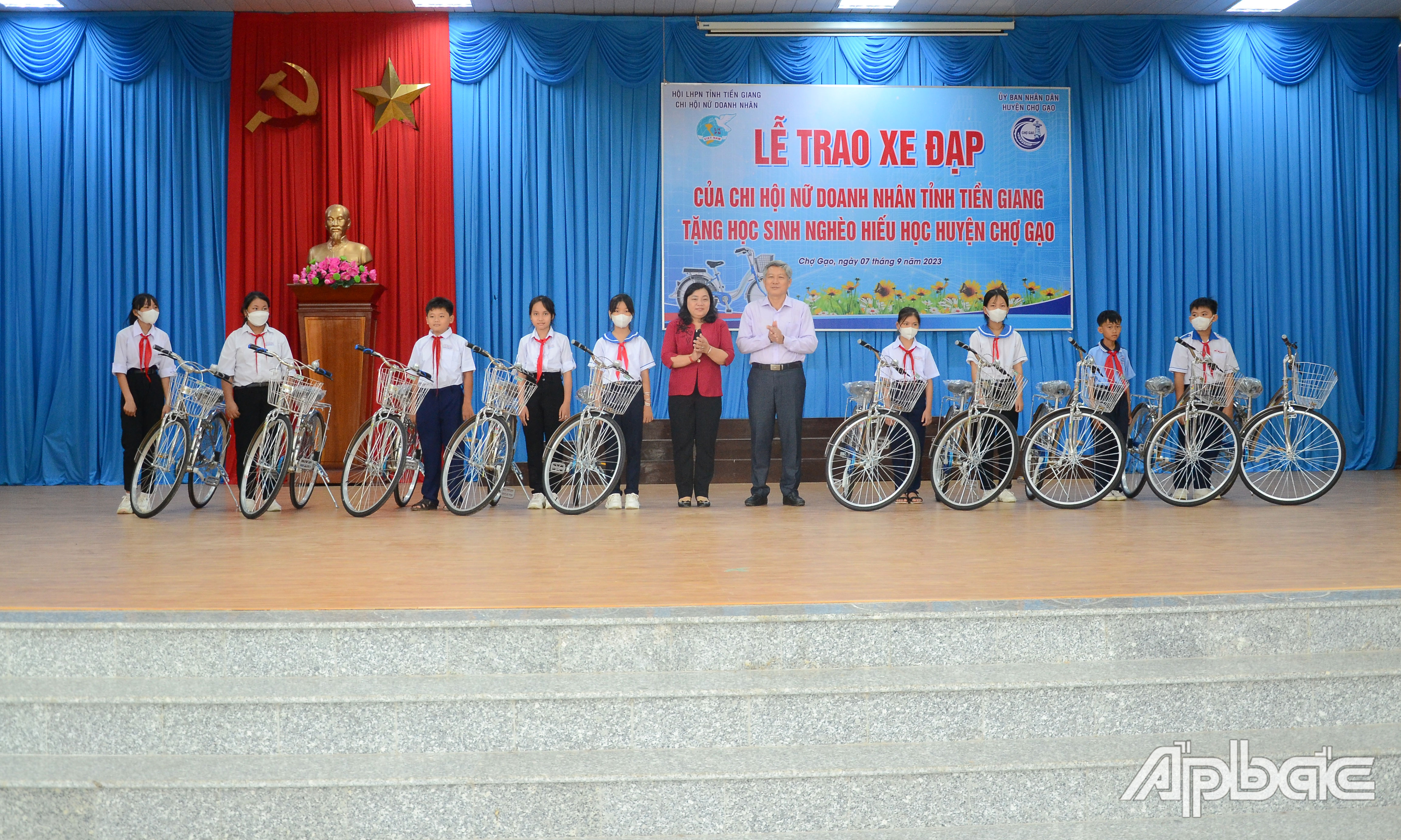 Trao tặng xe đạp cho học sinh hiếu học có hoàn cảnh khó khăn tại huyện Chợ Gạo.