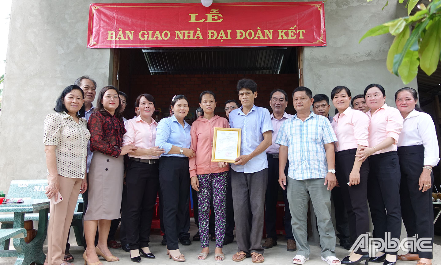  Trao nhà đại đoàn kết cho gia đình chị Nguyễn Thị Thùy Trang, ấp 6, xã Long Trung.