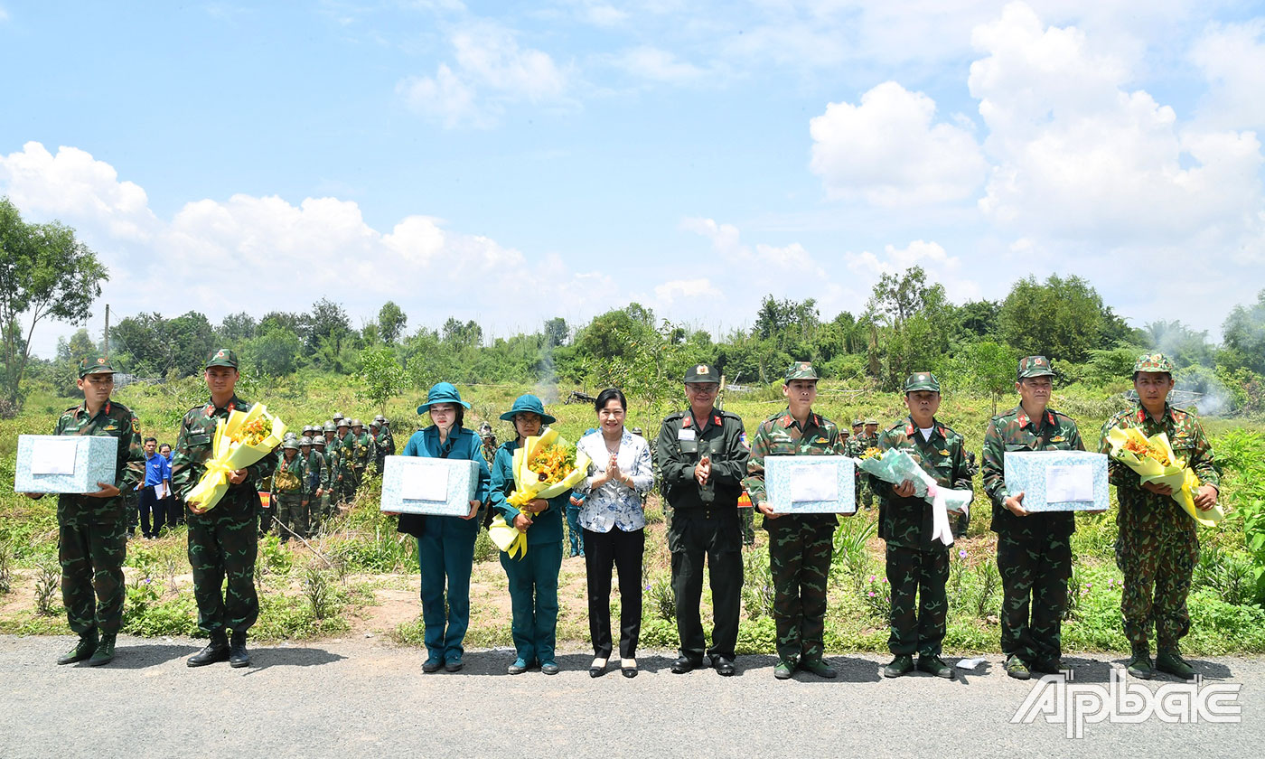 Đồng chí Châu Thị Mỹ Phương, Ủy viên Ban Thường vụ, Trưởng Ban Tuyên giáo Tỉnh ủy Tiền Giang tặng hoa và quà động viên lực lượng Quân sự hoàn thành nhiệm vụ thực binh.