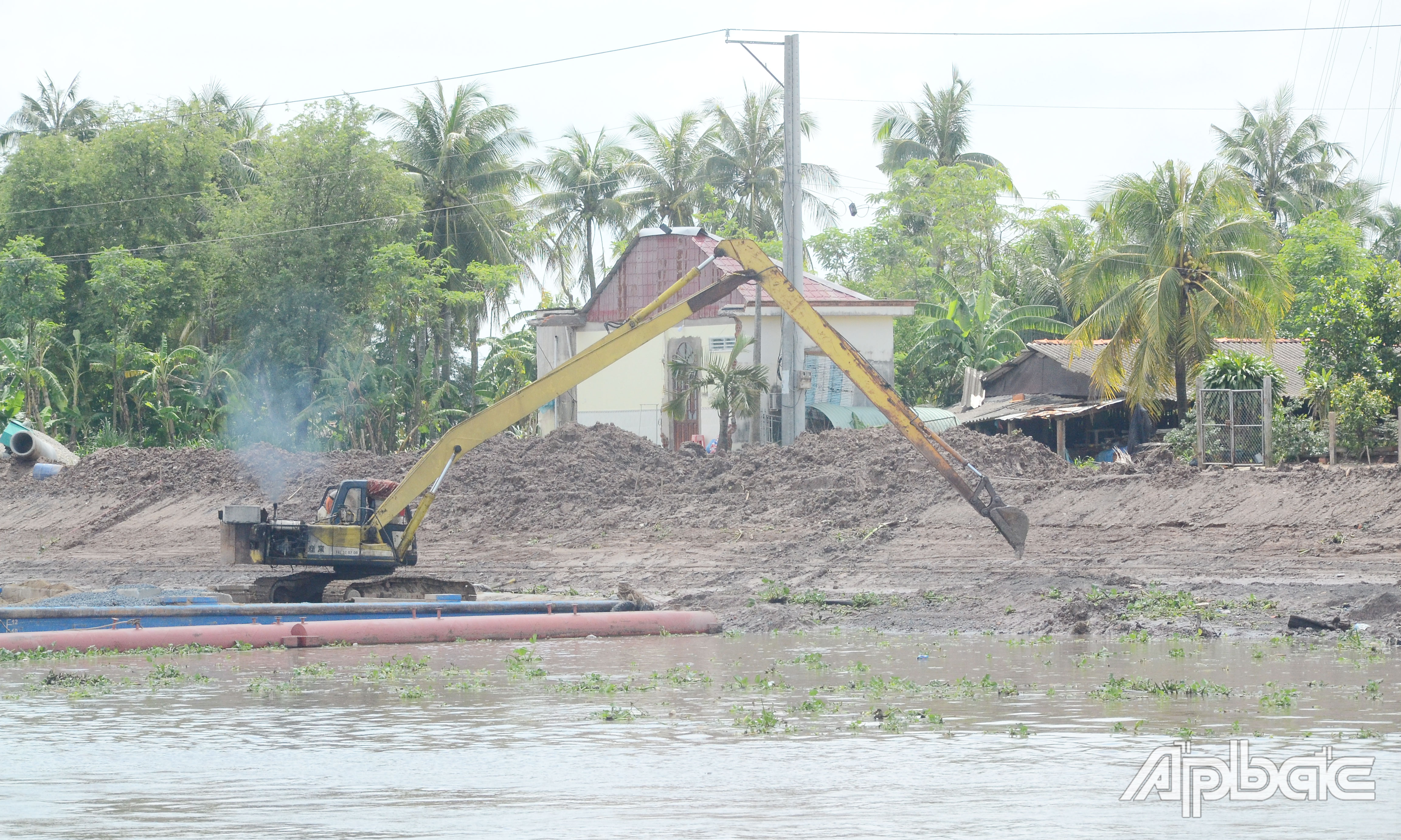Thi công kè bảo vệ tại đoạn thuộc xã Bình Phục Nhứt.