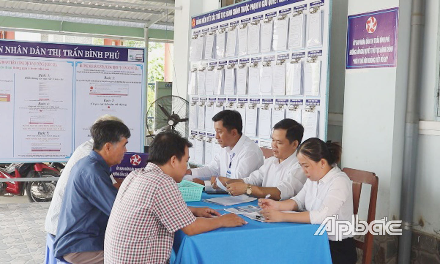 Triển khai thực hiện mô hình tại UBND thị trấn Bình Phú.