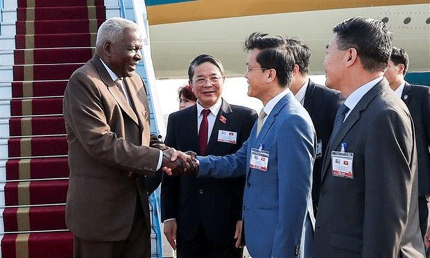 s welcomed at the airport. (Photo: VNA).