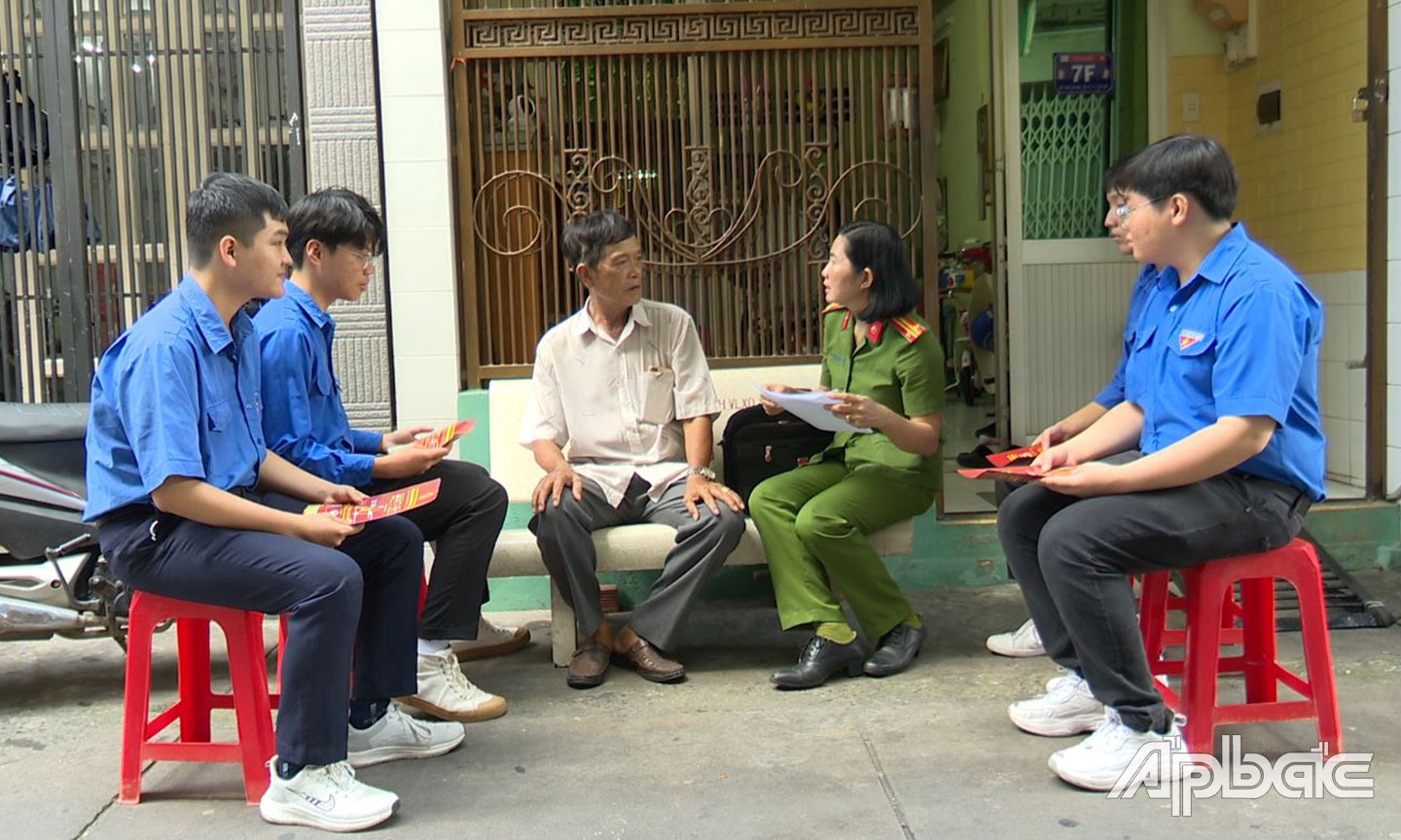 Trung tá Võ Thị Kim Hạnh cùng Đoàn Thanh niên tuyên truyền, hướng dẫn cài đặt định danh  điện tử VNeID mức 2. 	                                                                                                                          Ảnh: Lê Hoài	
