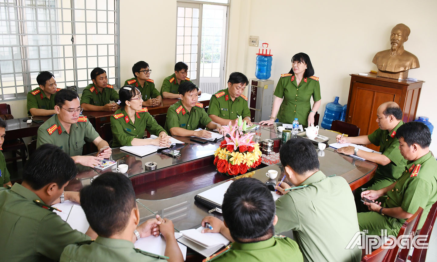 Ban Giám khảo Công an tỉnh kiểm tra thực tế chất lượng CSKV tại Công an xã Tân Hội, TX. Cai Lậy. 