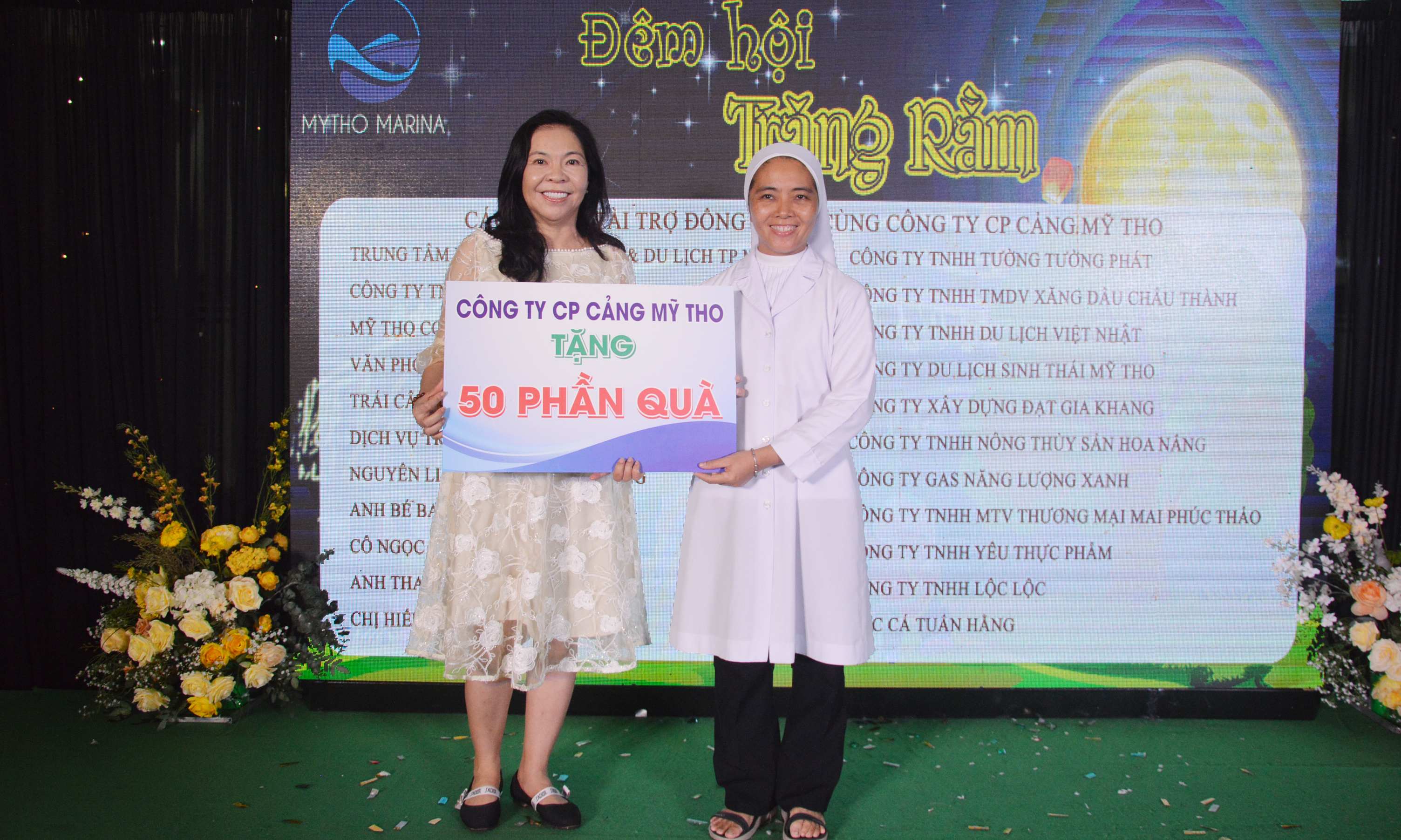 Bà Lương Thị Diễm Trang, Giám đốc Công ty cổ phần Cảng Mỹ Tho tặng bảng tượng trưng 50 phần quà trung thu cho Trường Khuyết tật Nhân ái.