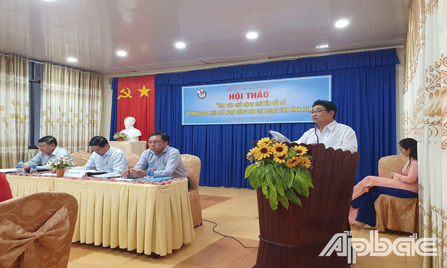 Chủ tịch Hội Nhà báo Việt Nam tỉnh Tiền Giang Văn Công Hùng phát biểu tại hội thảo. 