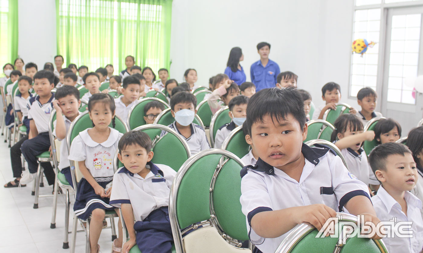 Các em thiếu nhi chăm chú theo dõi các tiết mục văn nghệ.