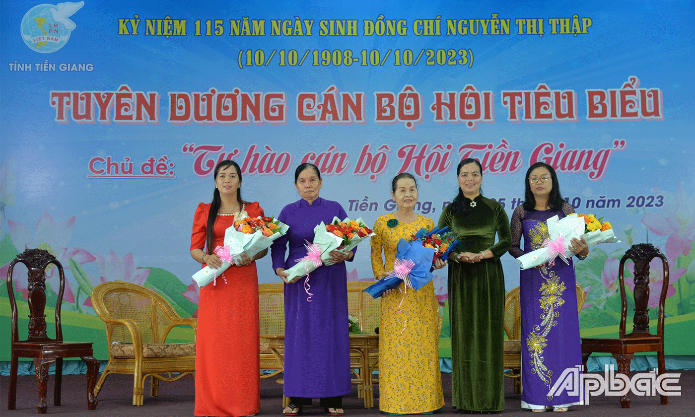 Giao lưu cán bộ hội phụ nữ tiêu biểu.