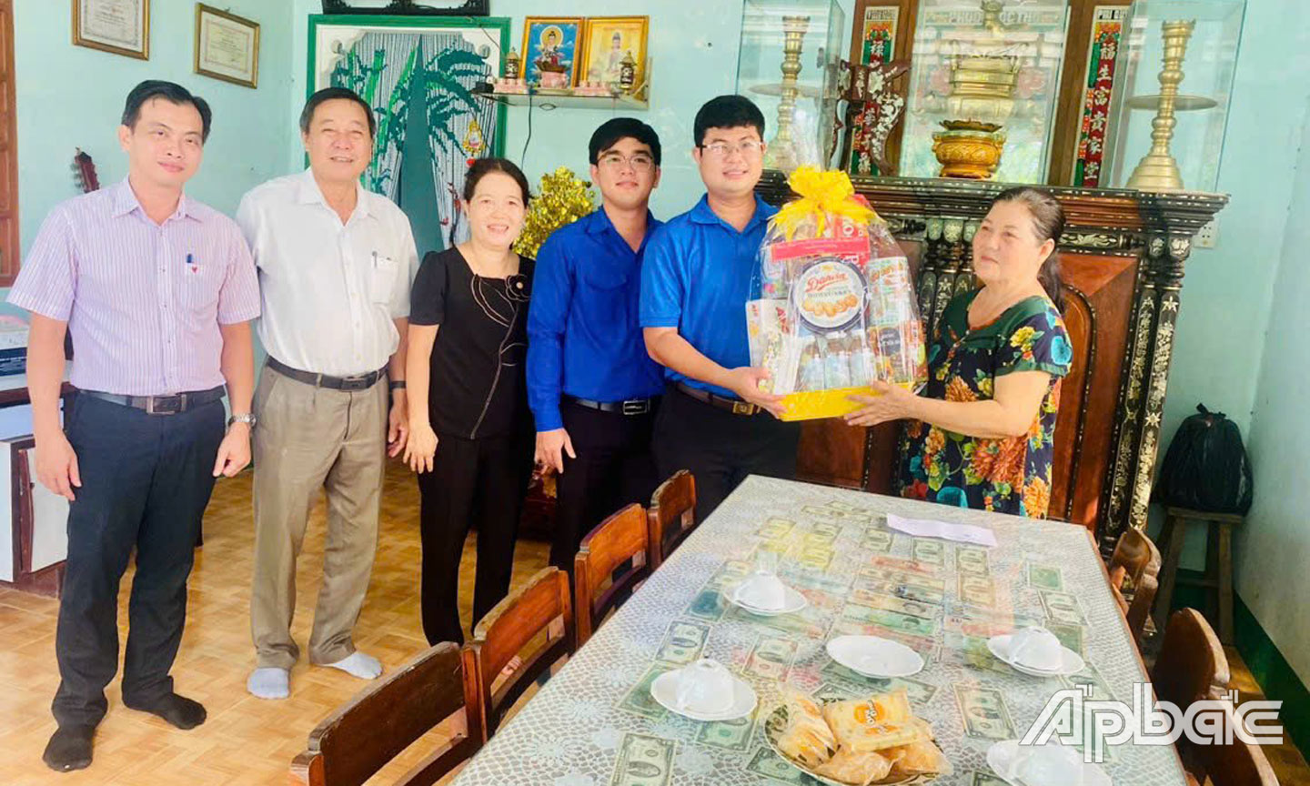 Anh Nam Anh tham gia cùng Đoàn của Trường Chính trị tỉnh thăm, tặng quà gia đình liệt sĩ là cha, mẹ ruột của cán bộ, viên chức đang công tác tại trường.