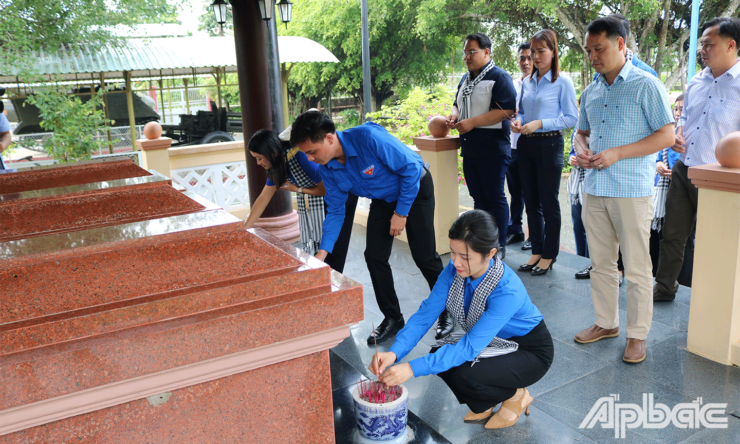 Đoàn viên, thanh niên thắp hương tại khu mộ 3 chiến sĩ gang thép 