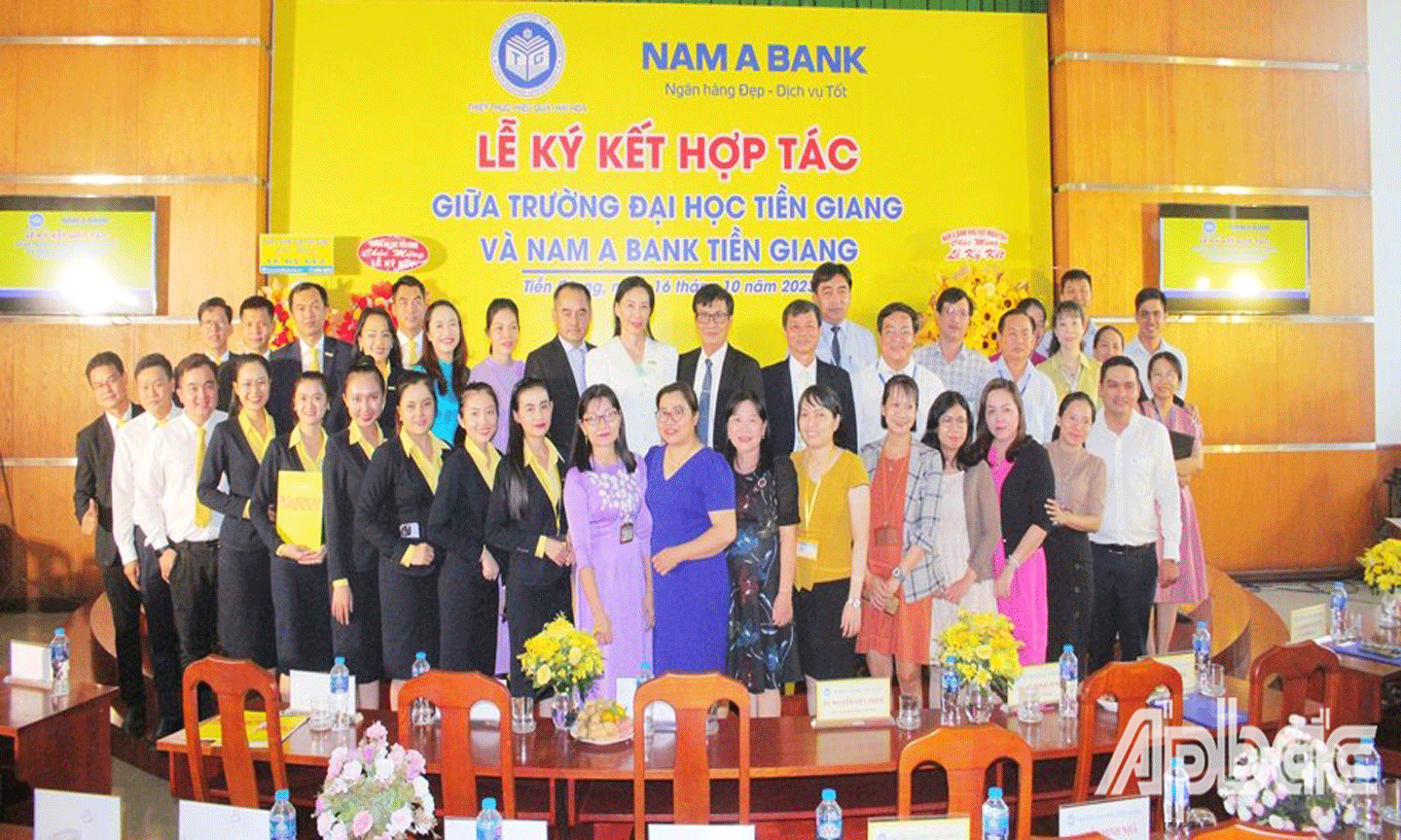 Các đại biểu ký kết chụp ảnh lưu niệm. 