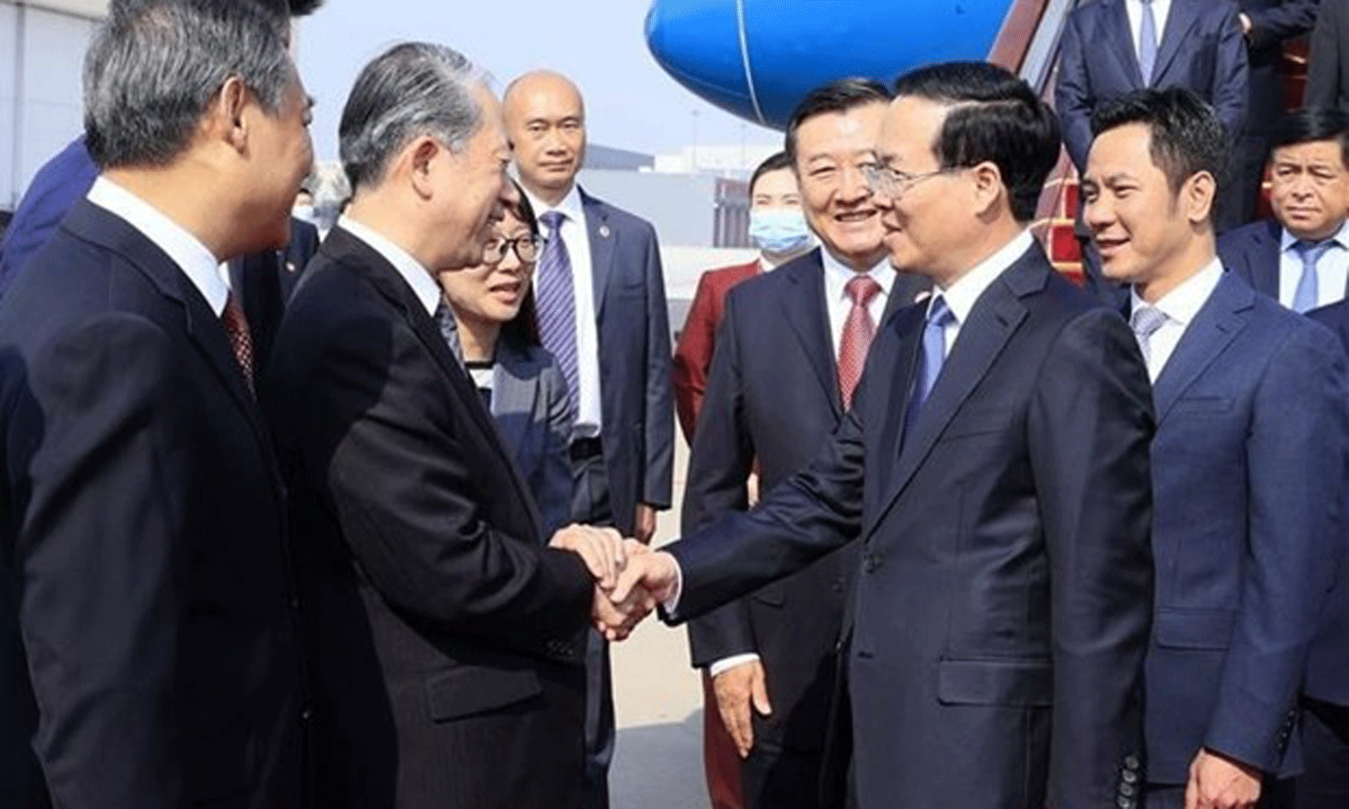 Vietnamese President Vo Van Thuong is welcomed at Beijing Capital International Airport on October 17. (Photo: VNA).