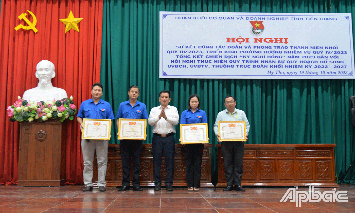 Khen thưởng các tập thể, cá nhân có thành tích trong chiến dịch.